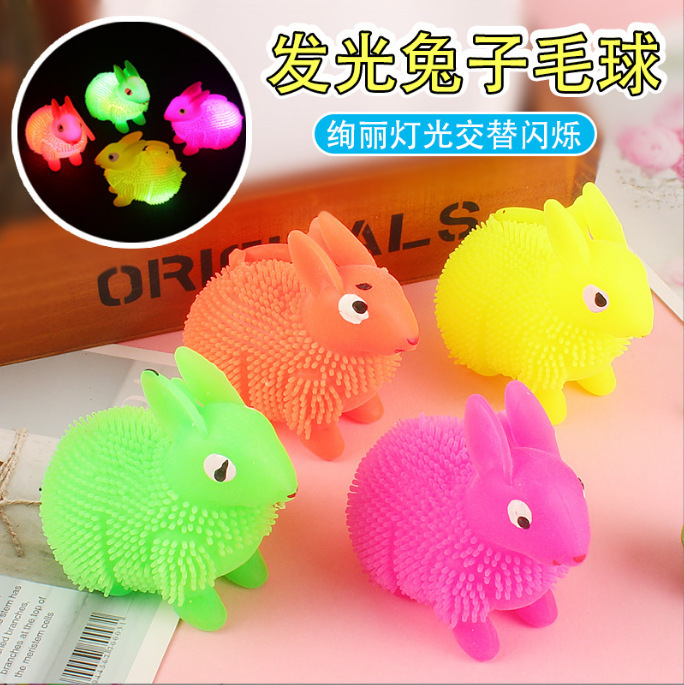 Mercado nocturno destellando puestos luminosos juguetes para niños al por mayor Oruga de pulpo Oruga electrónica de dibujos animados bola de pelo de ventilación