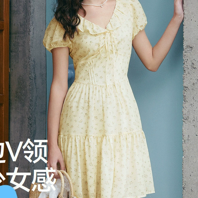 Готовое платье для женщин с рюшами на V-образном вырезе, нежное женственное ощущение, новая текстура лета 2025 года, цветочная юбка, маленькая и свежая.