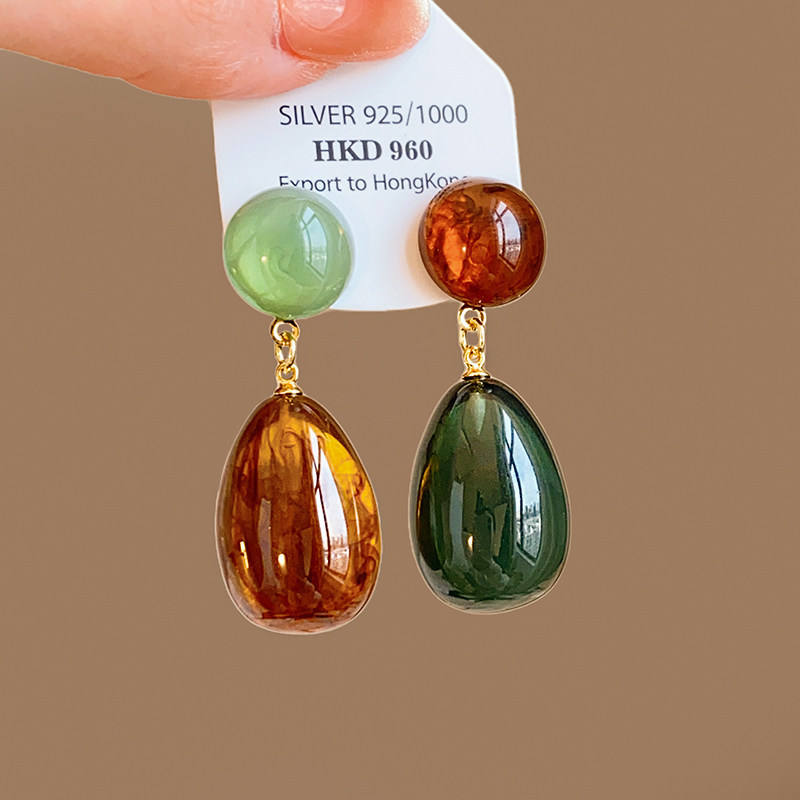 Color de contraste aretes de gota de agua redondas de color femenino sensación de lujo ligero pernos de aretes únicos 2026 nuevos aretes de aretes
