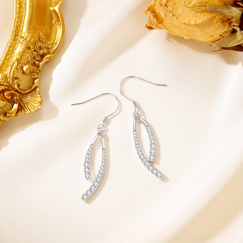 Pendientes de cola de pez cruzado francés 2024 nuevo estilo de moda de alta gama, temperamento de lujo ligero, pendientes de modificación facial de celebridades de Internet