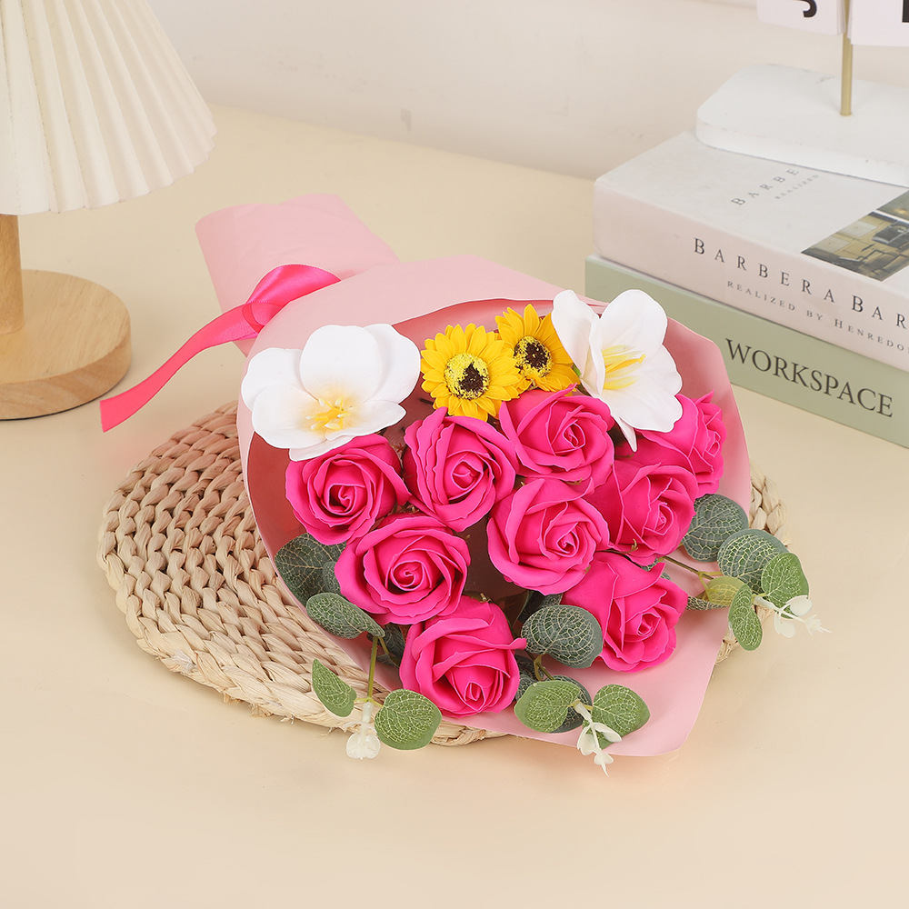 Crayon Shin-chan Guangzhi envía a Meiya el mismo ramo de flores de rosas terminado sosteniendo flores de jabón 520 regalo del Día de la Madre