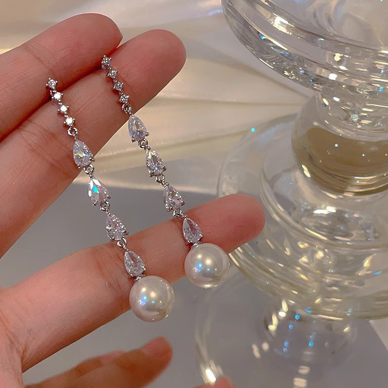 Elegant retro sophisticated earrings with zircon pearl