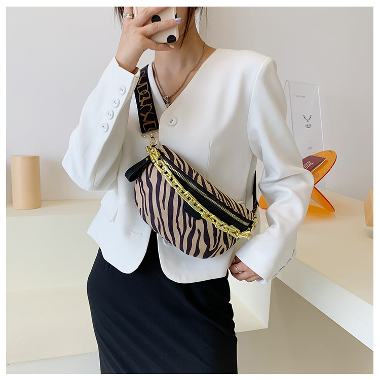 Acrylic Thick Chain Ladies Waist Bag 2021 New Cross-border New Leopard Temperament Chest Bag display picture 13