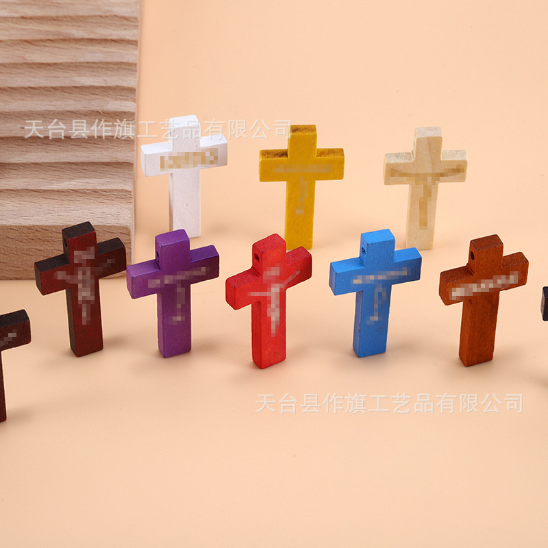 Varios tipos de cruces vienen en diferentes tamaños. Productos de madera, accesorios para juguetes, varios tipos de piezas de madera se suministran por fábricas para trabajar la madera.