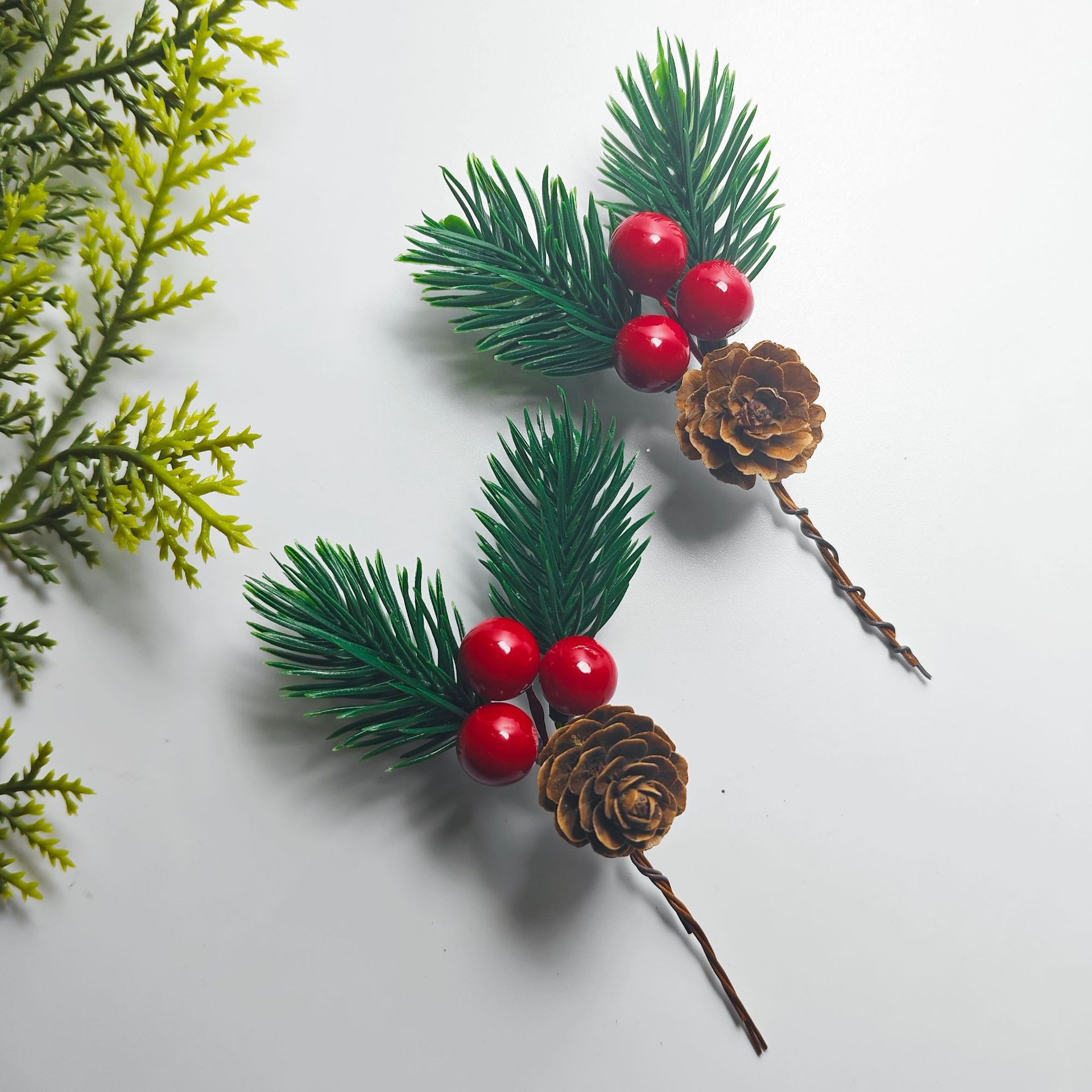 Navidad transfronteriza tamaño de decoración de pinos de pinos de simulación de bayas pinos de pinos decoraciones de pinos de Navidad flores de pinos