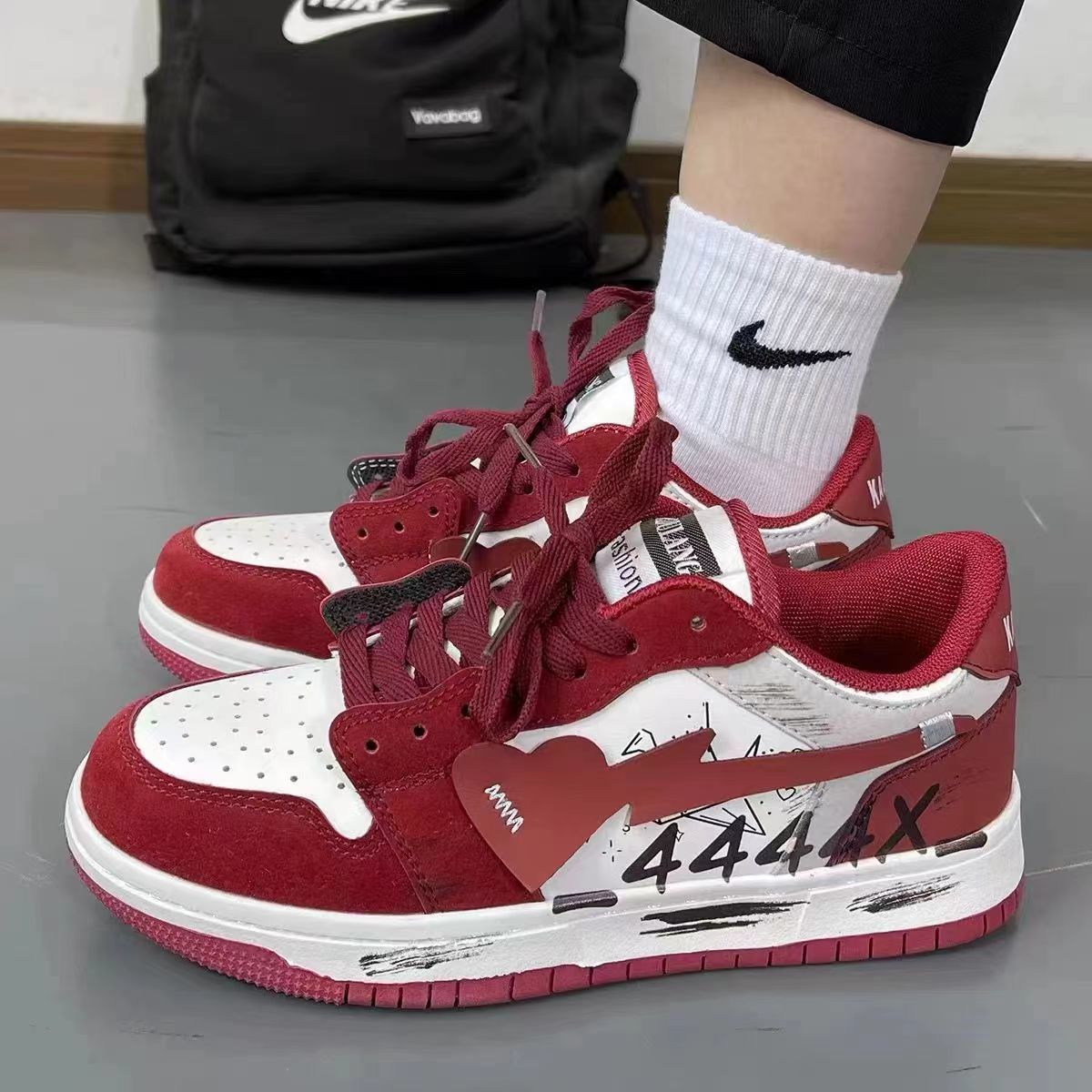 Retro rojo graffiti hacer viejos nichos de chicas corazón skateboardería en la escuela de viento de otoño con zapatos deportivos de lana para estudiantes