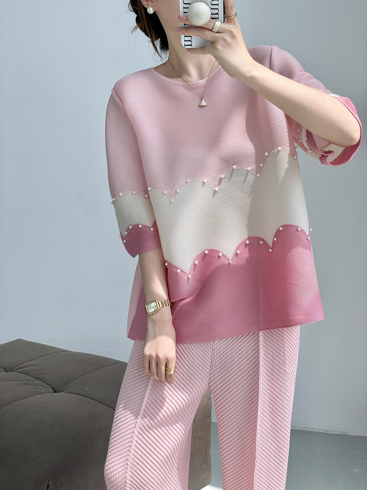 Áo thun nữ cổ tròn xếp ly phối màu đính hạt — Màu hồng