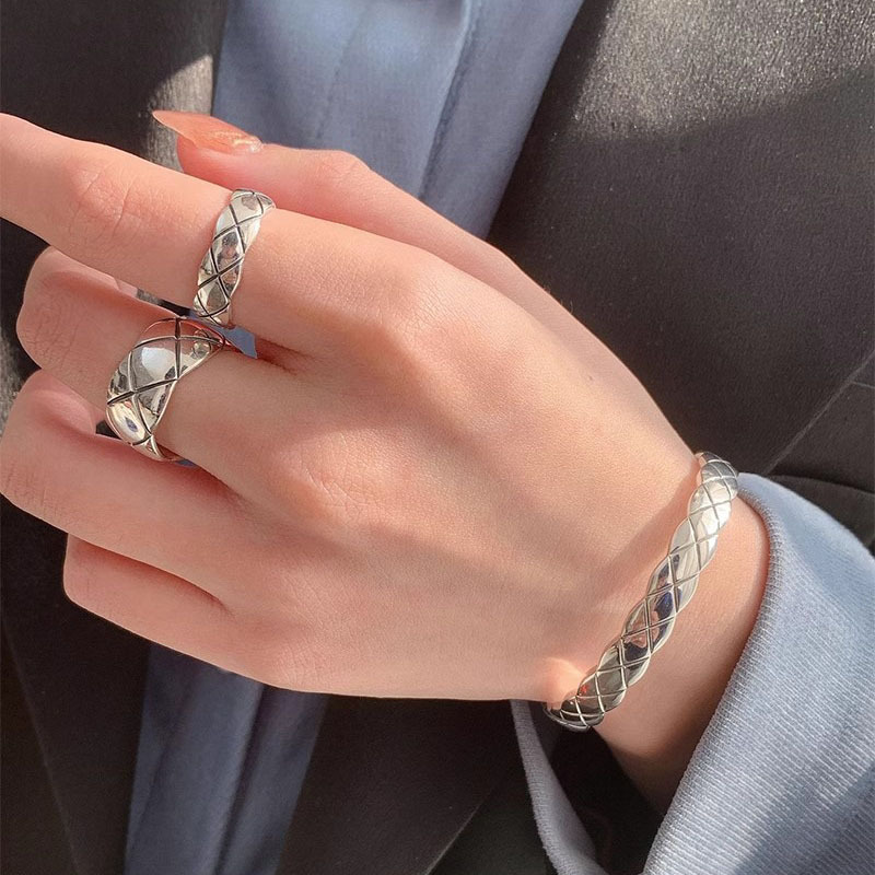 Brand small design ring with diamond pattern