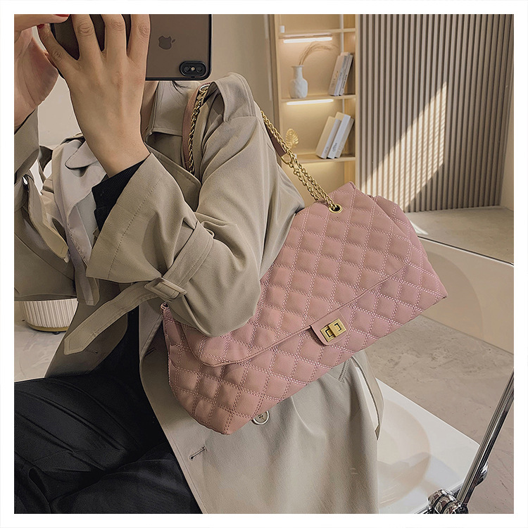 The new diamond-shaped chain bag for women is a trendy and fashionable matte single-shoulder armpit bag for commuting. The large-capacity crossbody bag is a cross-border trend undefined