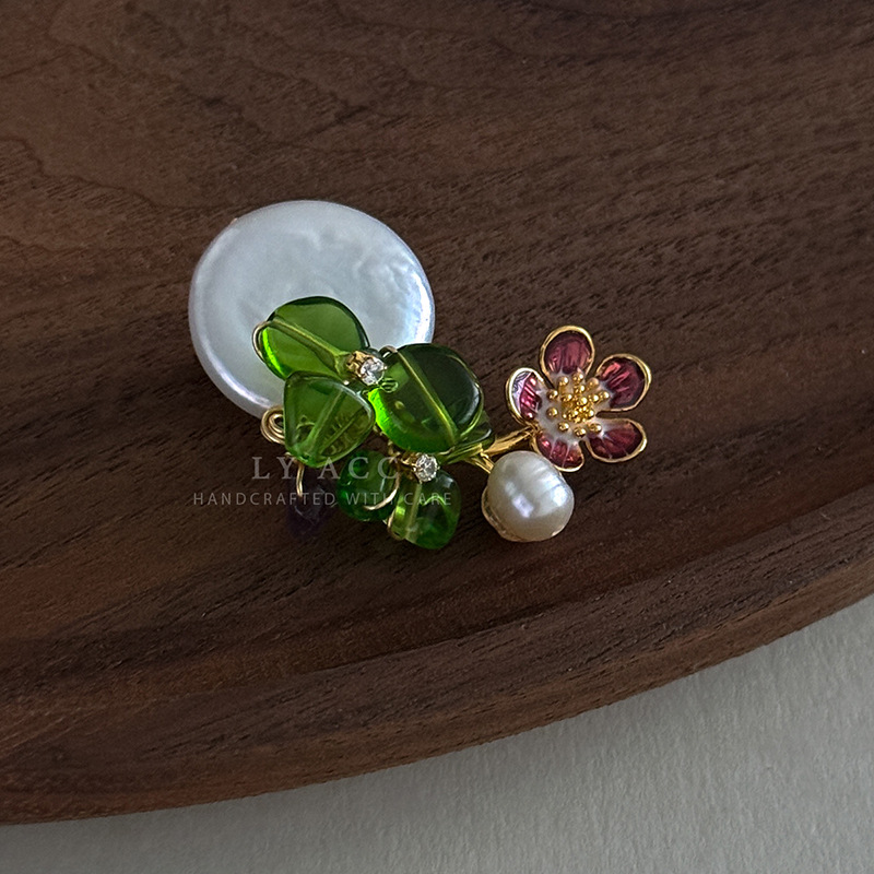 Nuevo broche de flor de perla barroca natural retro, broche antiexposición de nicho de alta gama, ramillete de platycodon