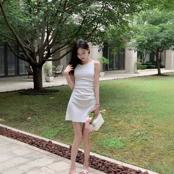 Short French-Style Simple Black and White Suspender Dress, Elegant Slim-Fit Dress for Women