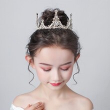 С���ʹ��^�ͯ����Ůͯ���ڱ�ѩ�澉��ɫ�l�������ݳ��Y���l�