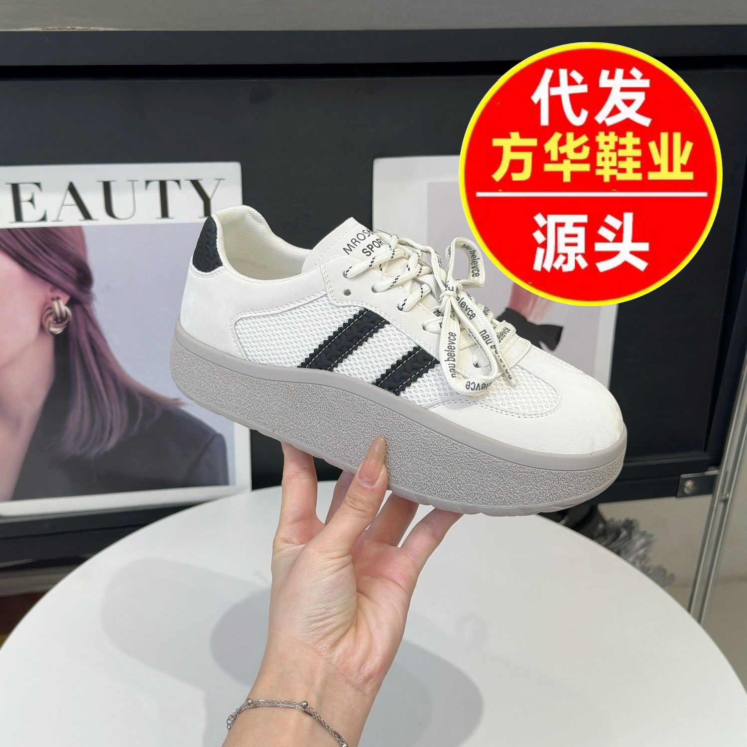 Zapatos de entrenamiento de base plana para mujeres 2026 nuevos zapatos deportivos casuales transpirables de malla con suela gruesa y altura blanca pequeña zapatos