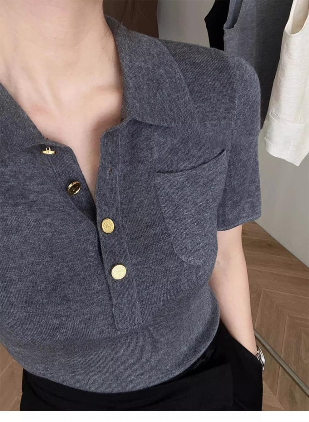 Áo thun nữ cổ polo tay ngắn dệt kim phom ngắn vai thẳng — màu đen chi tiết 2