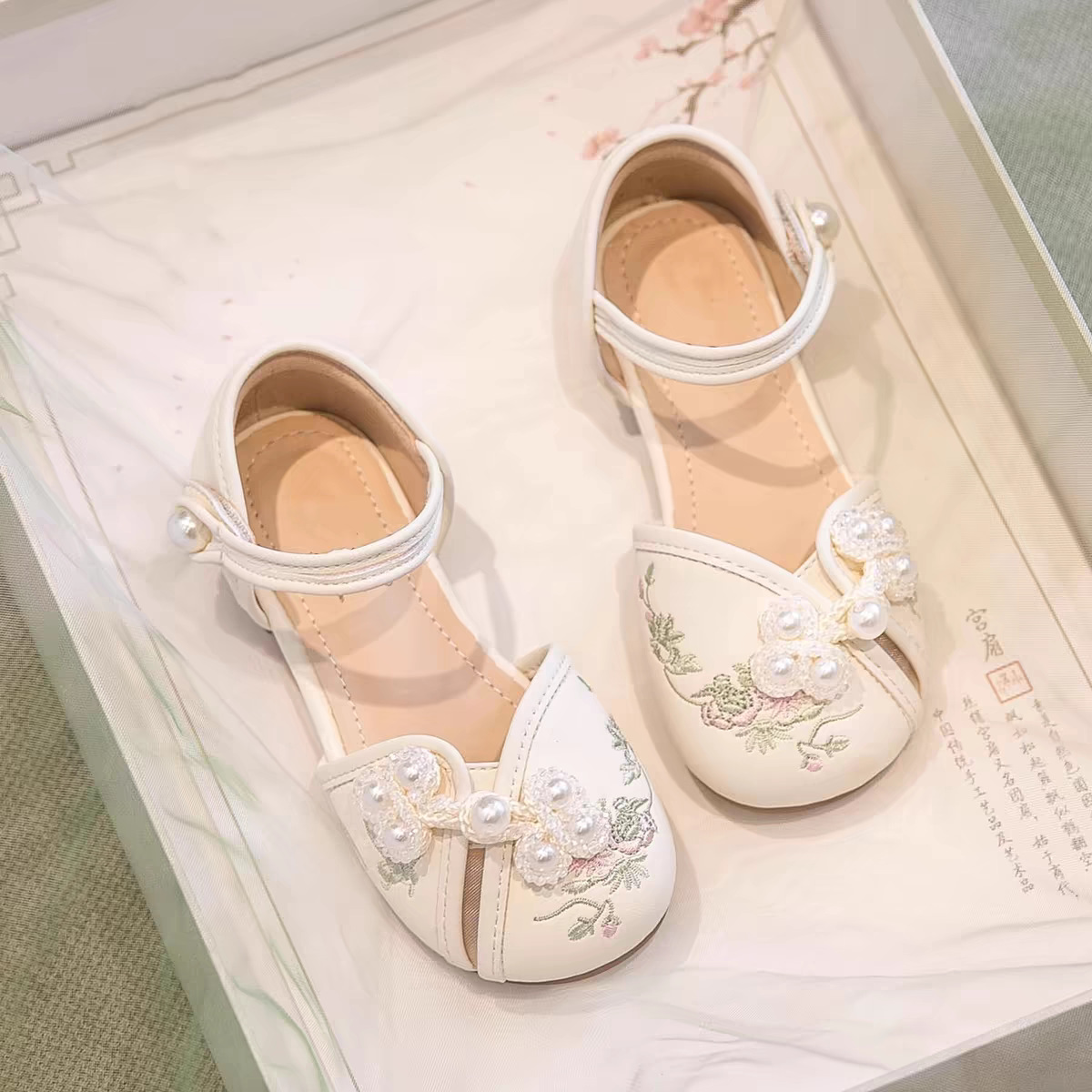 Zapatos Hanfu para niñas Sandalias de princesa de estilo occidental Baotou para niños 2025 verano nuevo estilo niña zapatos individuales zapatos de cuero bordados marea image 5