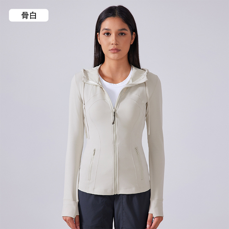 秋の新型ヨガ服の女性は帽子のファスナーの運動のコートを持っています。