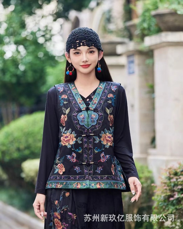 2025新款民族风复古V领盘扣马甲女时尚刺绣缎面提花宽松背心坎肩|undefined