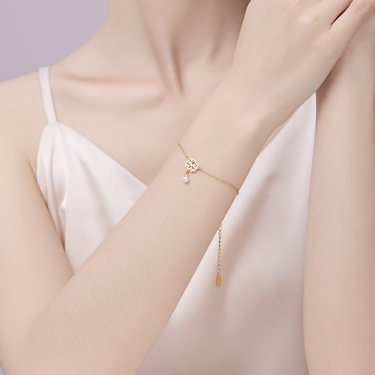 Xuping estilo de acero inoxidable 24k color simple imitación de perlas pulsera de lótus nicho lujoso ligero temperamento joyas de mano para mujeres