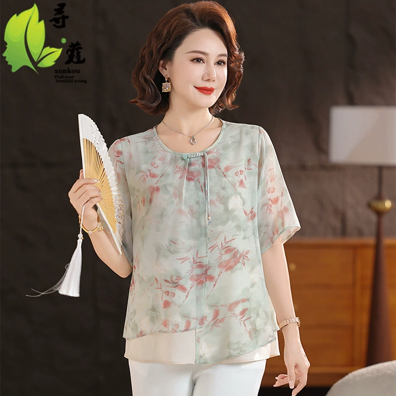 Мать средних лет в шифоновых рубашках с иностранным принтом