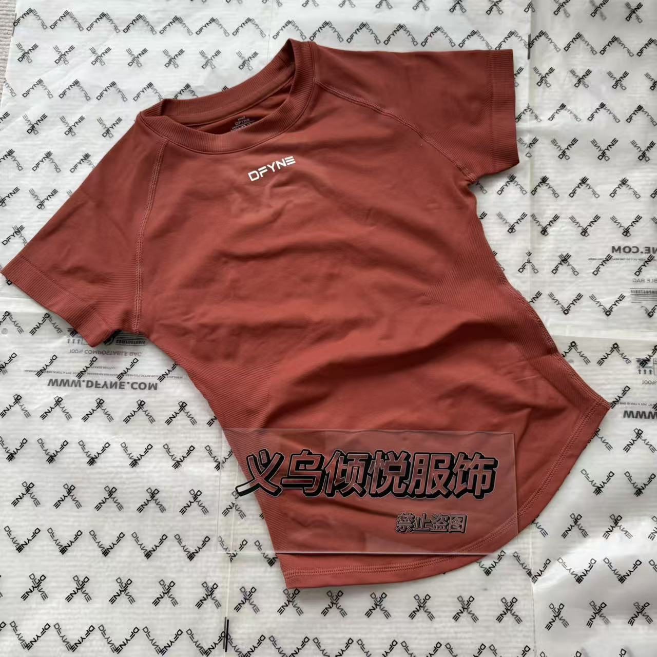 Aliexpress nuevo DFYNE mangas cortas mate nylon alta elástica cuerpo apretado sin bordas de acondicionamiento deportivo T mangas cortas