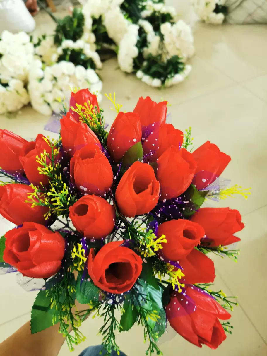 18头手捧带莎酒瓶蕾清明花绢花手工花婚礼红色心形手环