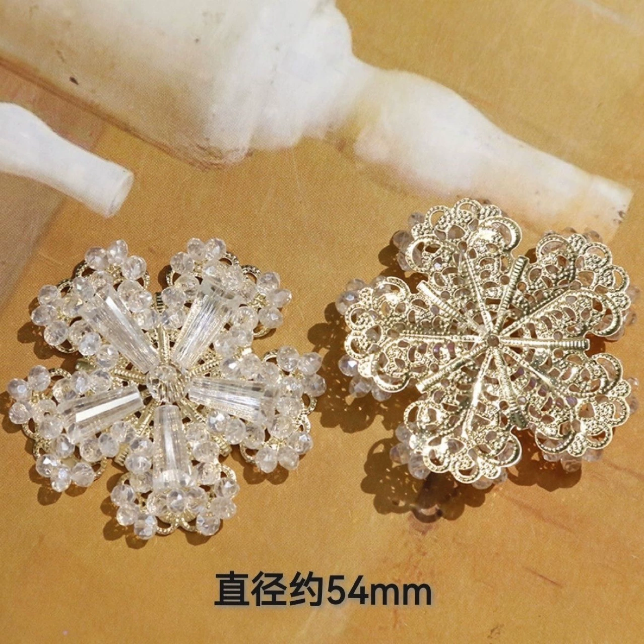 Бусы ручной шитья хрустальные маленькие снежинки цветы