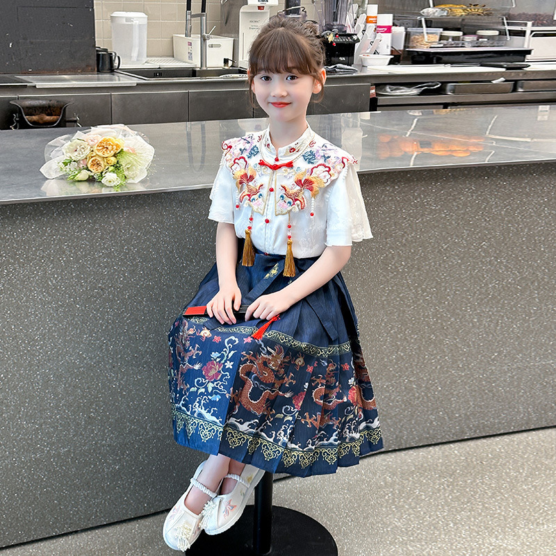 파란색 반팔 슈트 + 구름 어깨