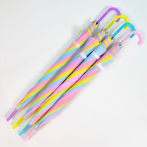 A large quantity of wholesale long-handled transparent umbrellas with colored transparent shafts, semi-automatic cheap umbrellas, advertising logos, and gift umbrellas