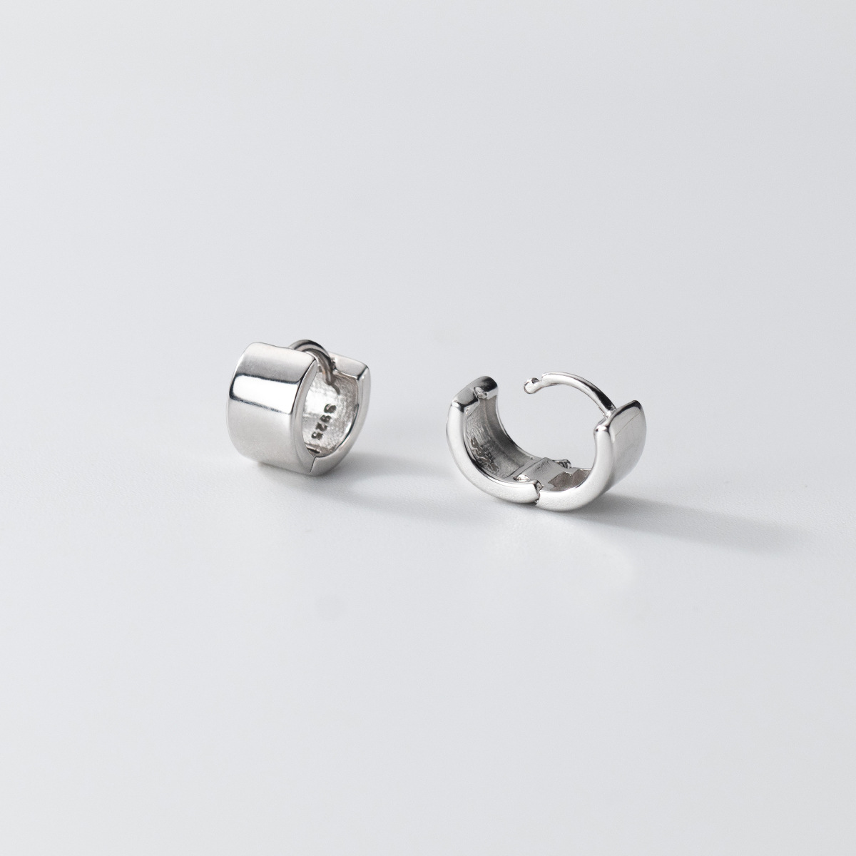 Eloch s925 plateado coreano brillante minimalista pequeño fresco geométrico redondo pequeño temperamento joyas de auriculares M01320