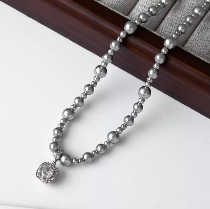 Collier ras-de-cou de perles style français, léger et luxueux, en forme de cube de sucre, pour femme. Un design raffiné et haut de gamme._voghion.com