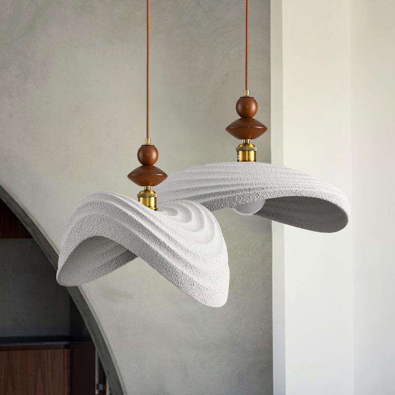 Diseñador nórdico lámpara de mesa de comedor de viento crema lámpara de sala de estar de vivienda moderna y simple tienda de ropa escalera lámpara