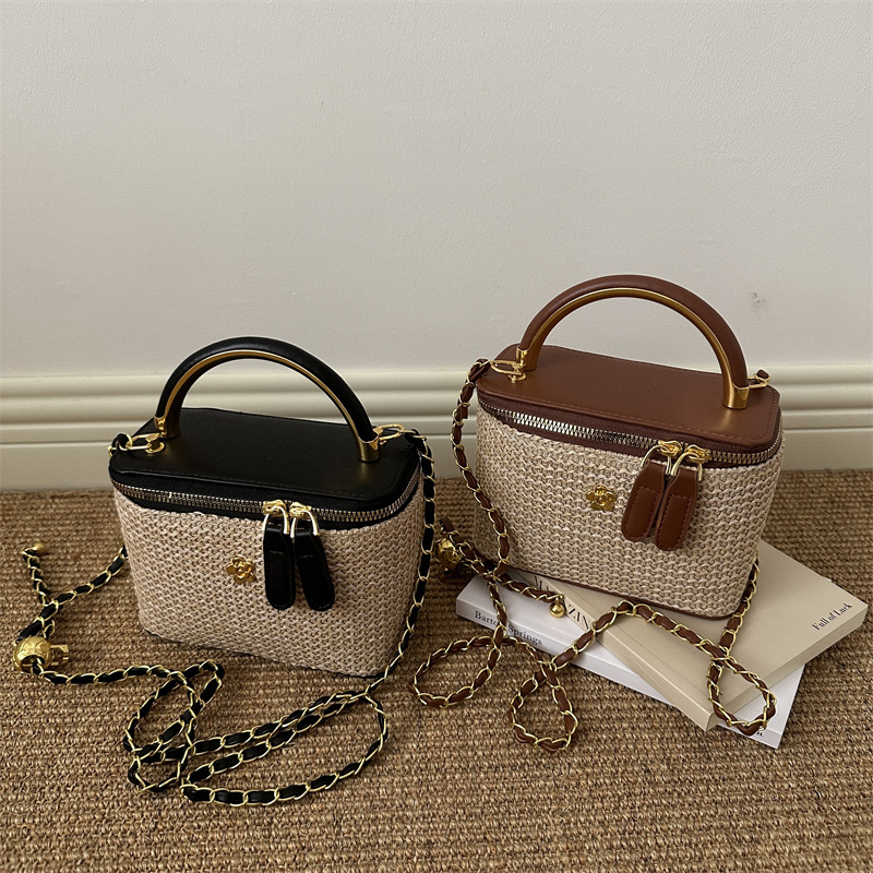 Versatile and fashionable straw bag for women, 2026 summer new trendy fashion chain crossbody bag, stylish single-shoulder bucket bag