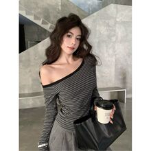 巨好看的高级设计感露肩长袖T恤女新款秋季韩系穿搭条纹斜肩上衣
