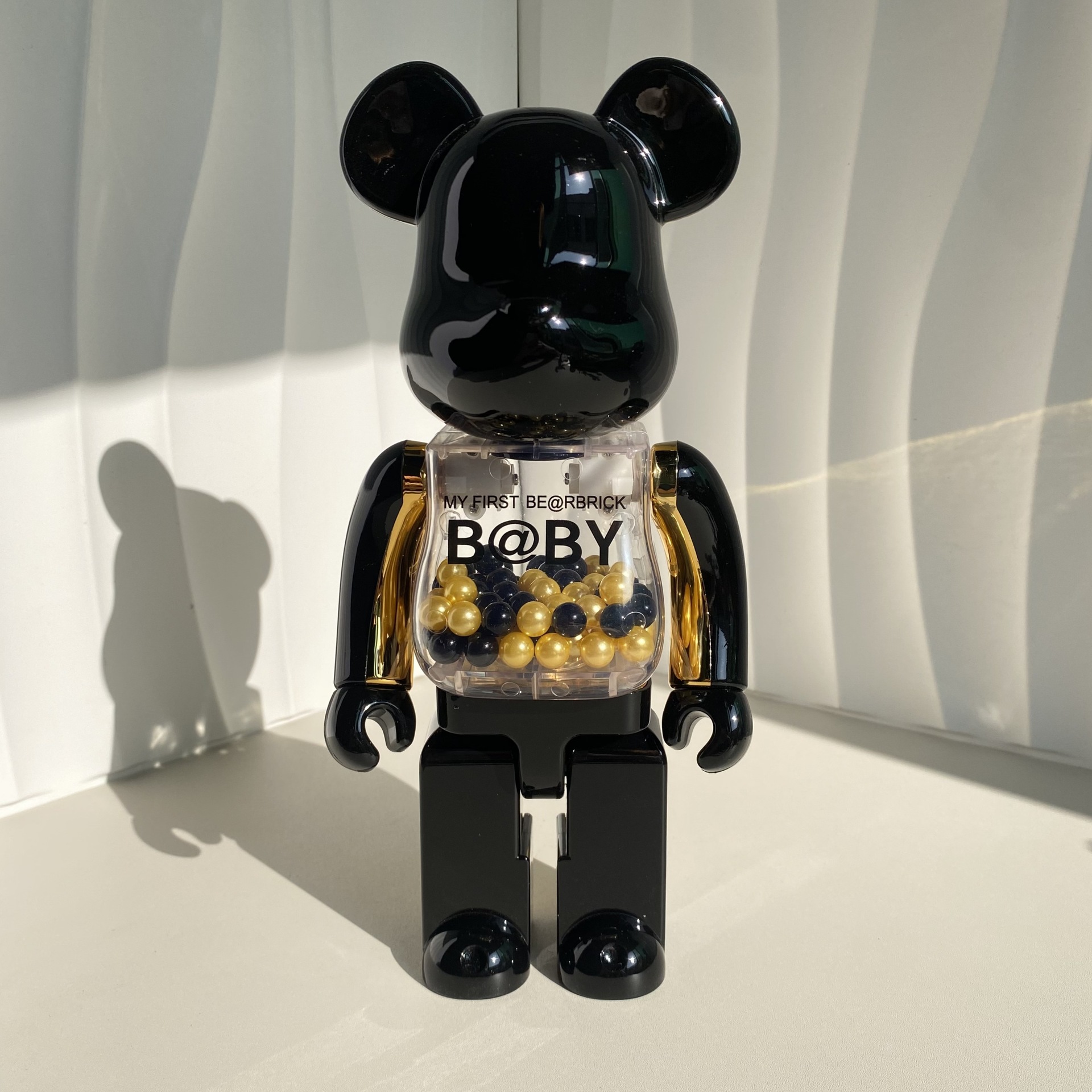 BEARBRICK400 블랙 골드 폭력적인 곰 거실 장식품 조수 브랜드 인형 제조 업체 높은 색상 가치 시뮬레이션