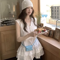 少女感の甘いレースケーキの裾の袖のないベストスカートの女性の春と夏の中の長いタイプは積み重ねてゆったりとしたストラップの上着を着ます。