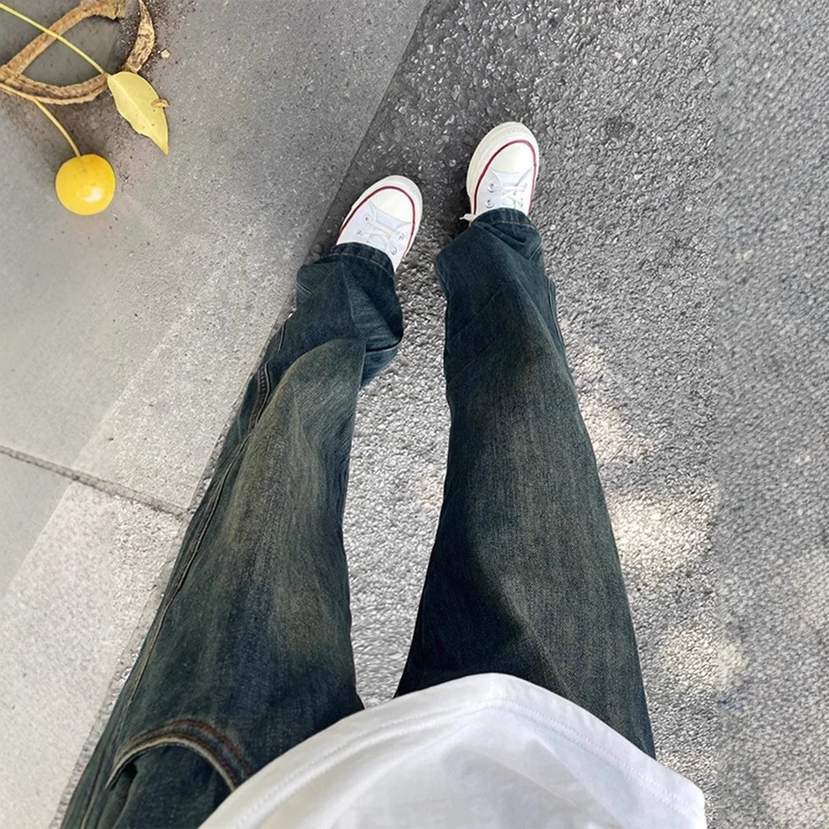 American retro-style jeans, men's high-street fashion, clean-fit, straight-leg long pants, stylish and cool autumn trousers