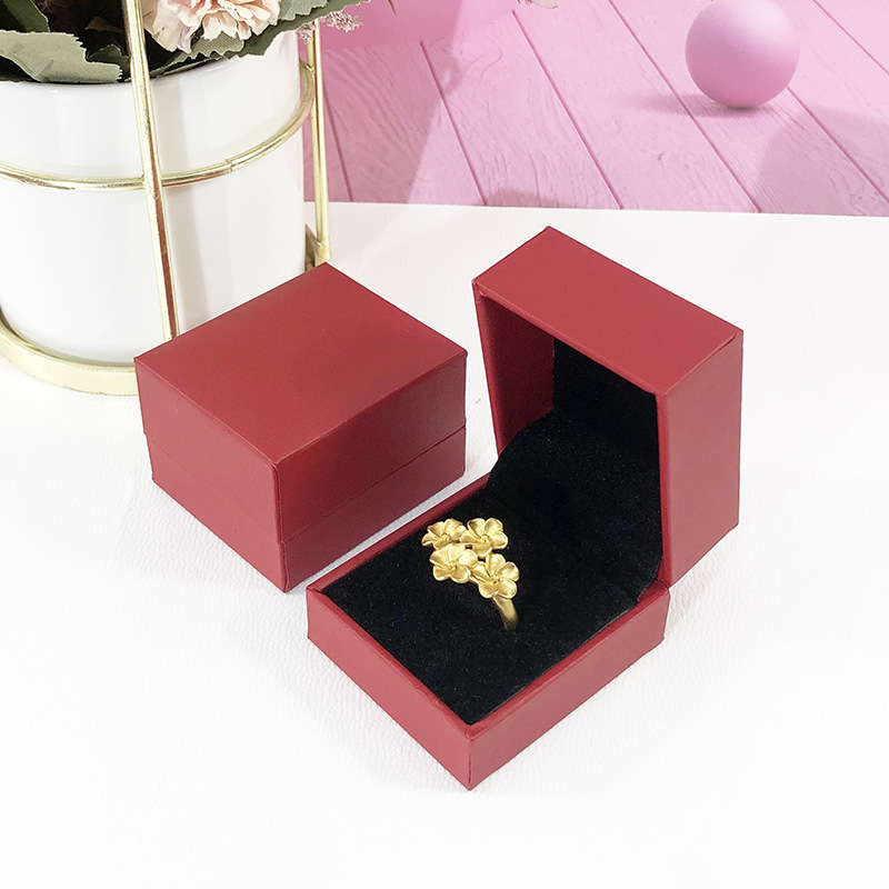直角の赤い8538黄金の宝石のアクセサリーの箱は皮の紙の包装箱の指輪の箱の手のチェーンの箱のアクセサリーの箱の卸売りを詰めます。|undefined