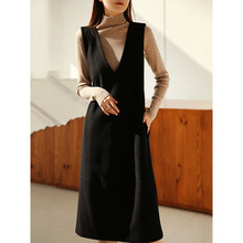 法式赫本v领毛呢黑色连衣裙女秋冬新款2025气质别致轻奢背心裙子