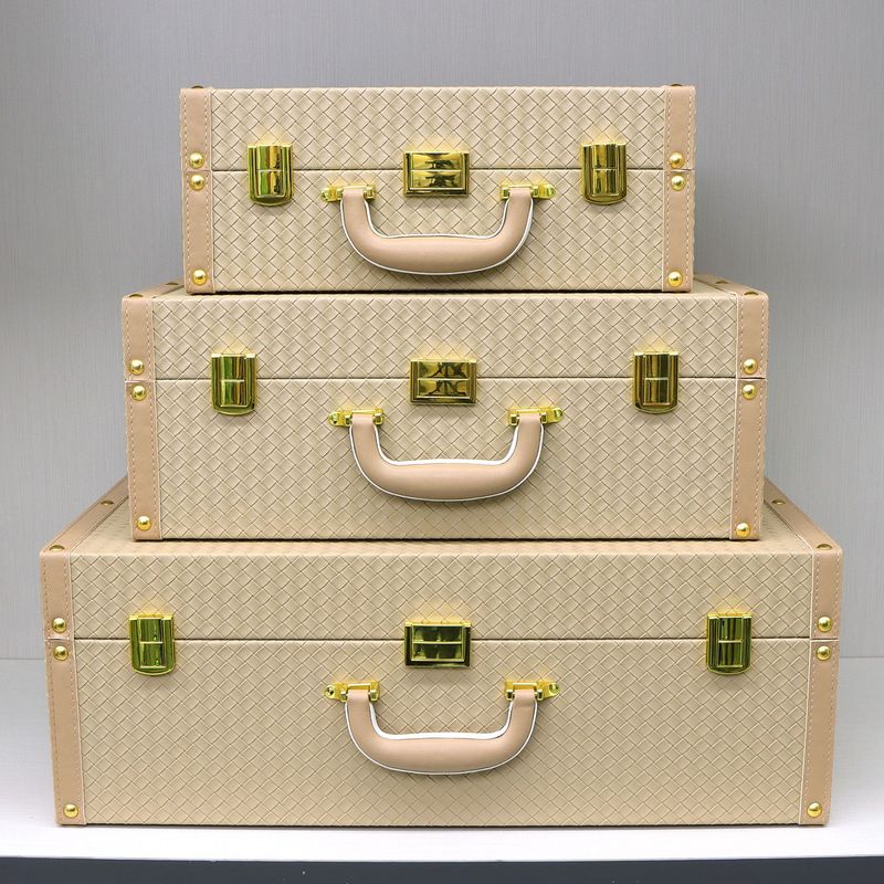 高級収納ボックス、スーツケース、レザースーツケース、メタルコーナー、クローク、モデルルーム、整理収納ボックス、家具|undefined