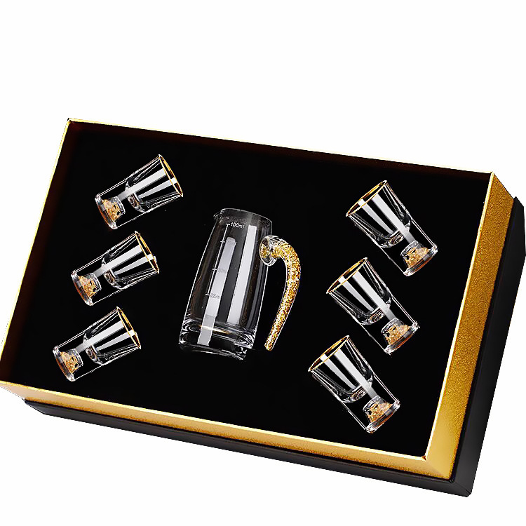 Lujoso chapa de oro taza de vino blanco dispensador de vino conjunto de tazas de vino domésticas pequeñas una taza de vino de estilo chino con soporte de taza de escala