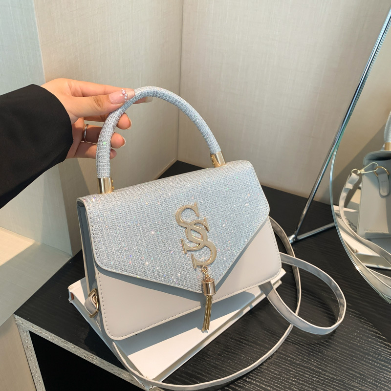 Bolsos de textura, la nueva moda de este año, la cadena de borlas de letras, el pequeño bolso cuadrado, la moda de las mujeres, el bandolera de un solo hombro