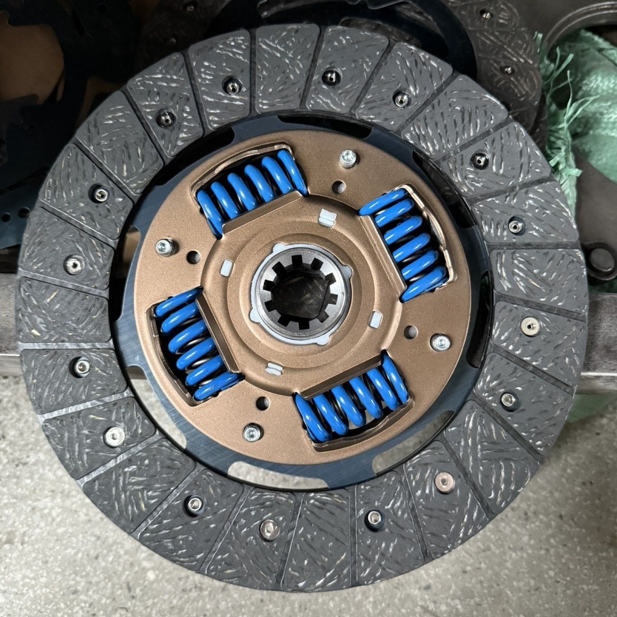 Wear-resistant, flame-retardant clutch plates for each vehicle model, three-piece set with pressure plate. Contact customer service before ordering 321