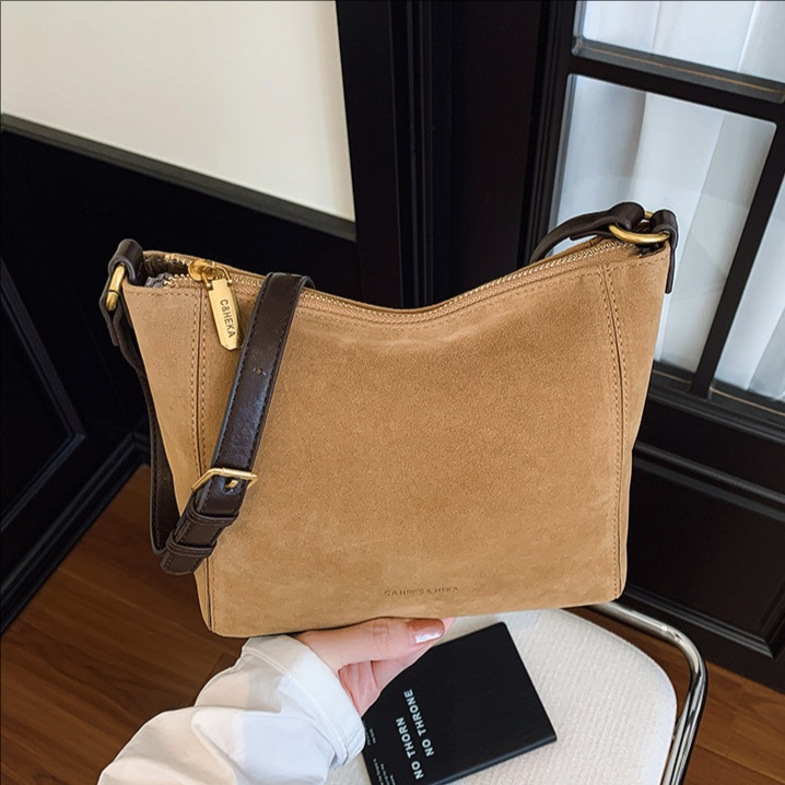 Bolsa cuadrada retro esmerilada versátil bolso de braza para mujeres 2025 invierno nuevo estilo de moda popular bolso de hombro bolso de viaje
