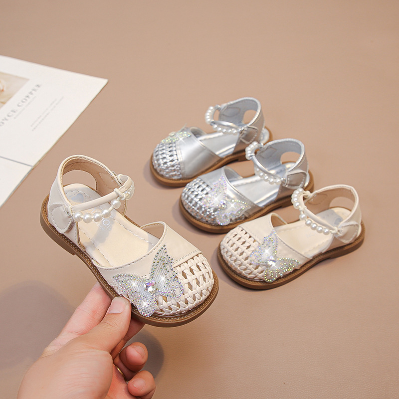 Zapatos de perla huecos para niñas 2026 verano nuevos zapatos de princesa de moda para niños zapatos de bambú de tejer para niñas