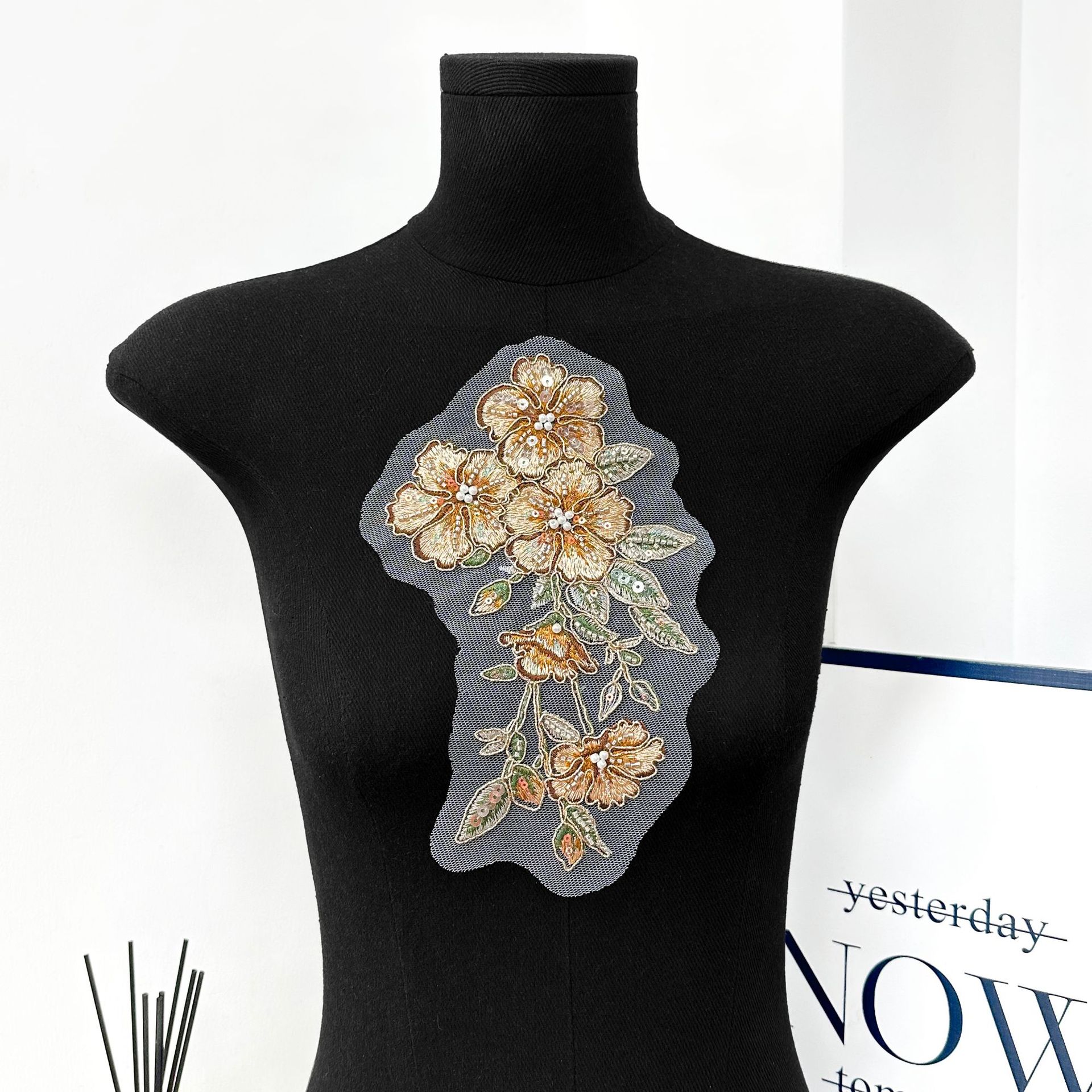 Hecho a mano de encaje cuentas bordadas parches de flores tricolores clavos de tela cuentas de ropa accesorios de decoración DIY