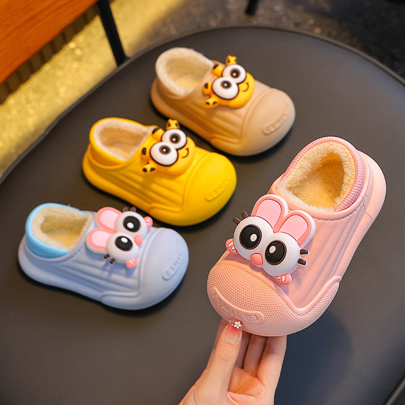 2025 nuevos zapatos de tacones de algodón para niños de invierno para niños y niñas con cubierta de algodón impermeable de lana para niños pequeños y medianos zapatillas de algodón para niños