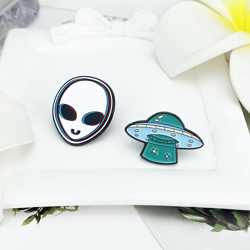 New Creative Cartoon Et and Spaceship Paint Brooch Clothing Bag Metal Accessories Special Lapel Pin Gift