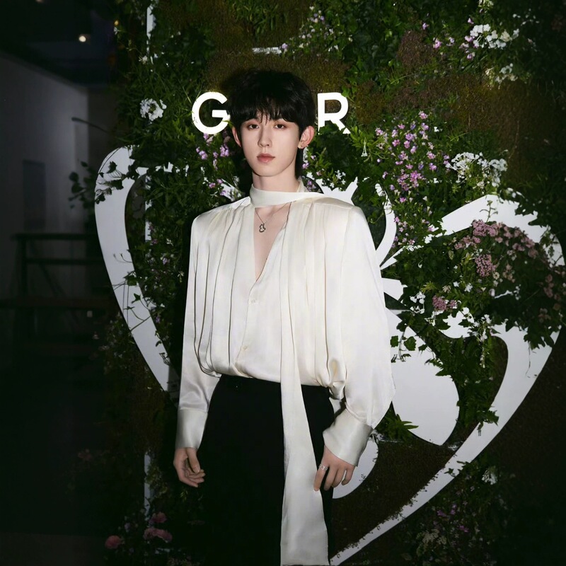 Guo Junchen's same style white shirt with shoulder pads for men, high-end, stylish and handsome, long-sleeved shirt with a draping satin tie jacket Guo Junchen's same style white shirt with shoulder pads for men, high-end, stylish and handsome, long-sleeved shirt with a draping satin tie jacket