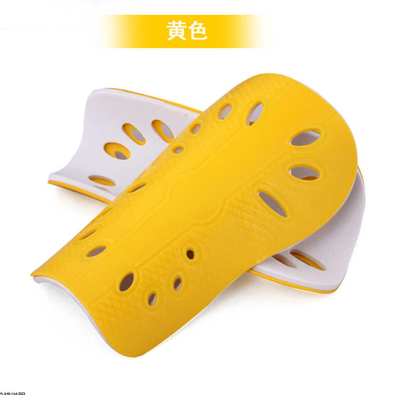 Protector de pierna de fútbol de alta calidad tablero de enchufe protector de pierna transpirable ultra-ligero con agujeros protector de pantorrilla enchufe tablero de enchufe almohadilla de rodilla