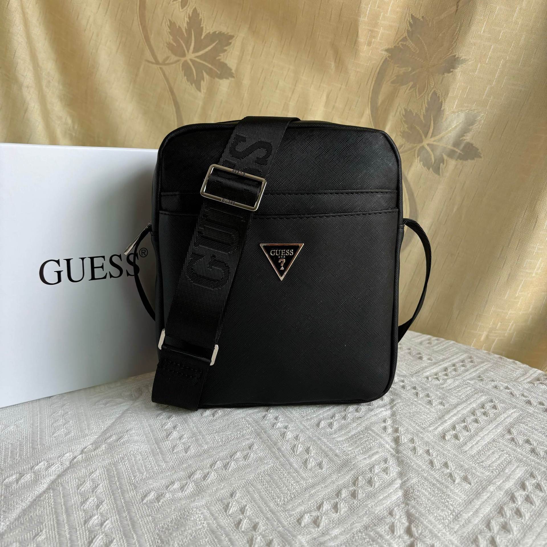 Guess üslubunda kişi çantası - çarpaz qayışlı, fermuarlı, üçbucaq